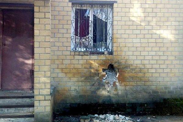 Боевики ведут целенаправленные обстрелы Марьинки: пострадали многоэтажки и административные объекты Боевики ведут целенаправленные обстрелы Марьинки: пострадали многоэтажки и административные объекты