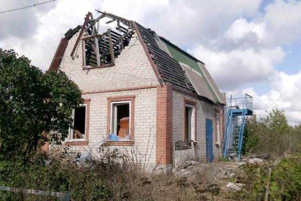 Боевики выпустили по Водяному более 700 мин и снарядов: уничтожена целая улица, ранена женщина Боевики выпустили по Водяному более 700 мин и снарядов: уничтожена целая улица, ранена женщина
