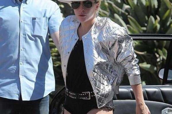 Папарацци подловили Леди Гагу в смелом пикантном наряде
