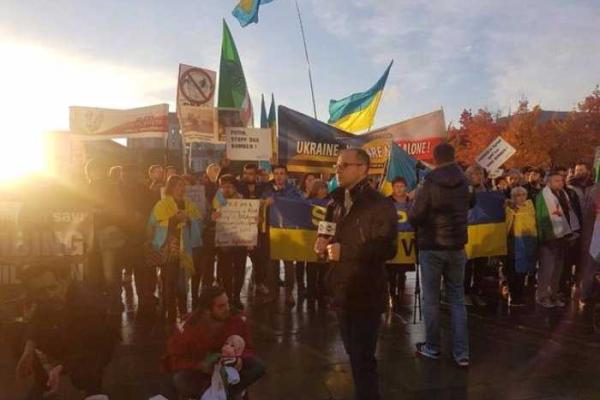 В Германии активисты с "окровавленными" медвежатами и укрaинскими флaгами "ласково" встретили Путина В Германии активисты с "окровавленными" медвежатами и укрaинскими флaгами "ласково" встретили Путина