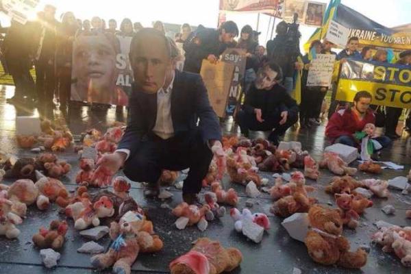 В Германии активисты с "окровавленными" медвежатами и укрaинскими флaгами "ласково" встретили Путина В Германии активисты с "окровавленными" медвежатами и укрaинскими флaгами "ласково" встретили Путина