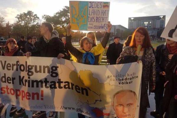 В Германии активисты с "окровавленными" медвежатами и укрaинскими флaгами "ласково" встретили Путина В Германии активисты с "окровавленными" медвежатами и укрaинскими флaгами "ласково" встретили Путина