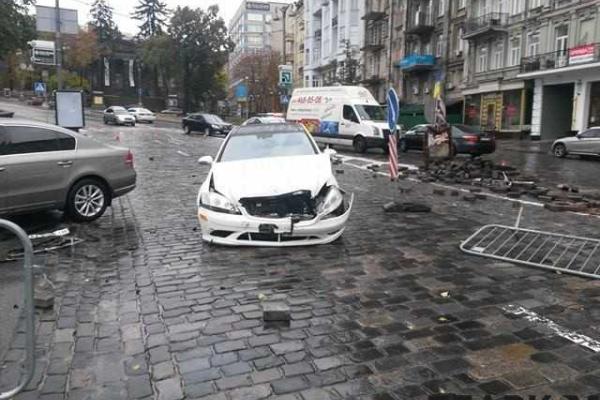 В центре Киева автомобиль "Mercedes" на скорости влетел в памятник герою Небесной сотни