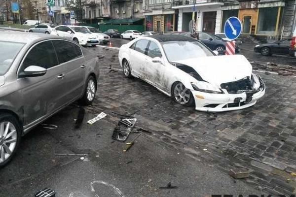 В центре Киева автомобиль "Mercedes" на скорости влетел в памятник герою Небесной сотни