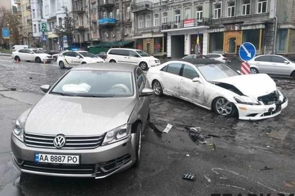 В центре Киева автомобиль "Mercedes" на скорости влетел в памятник герою Небесной сотни