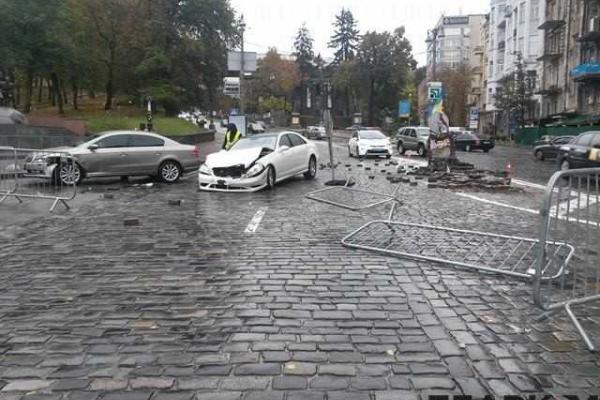 В центре Киева автомобиль "Mercedes" на скорости влетел в памятник герою Небесной сотни