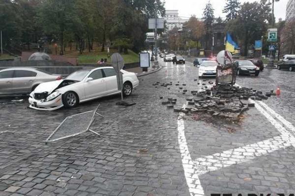В центре Киева автомобиль "Mercedes" на скорости влетел в памятник герою Небесной сотни