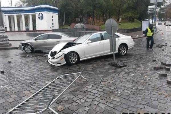 В центре Киева автомобиль "Mercedes" на скорости влетел в памятник герою Небесной сотни