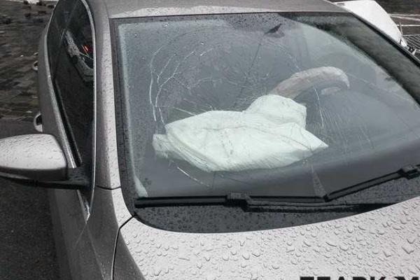 В центре Киева автомобиль "Mercedes" на скорости влетел в памятник герою Небесной сотни