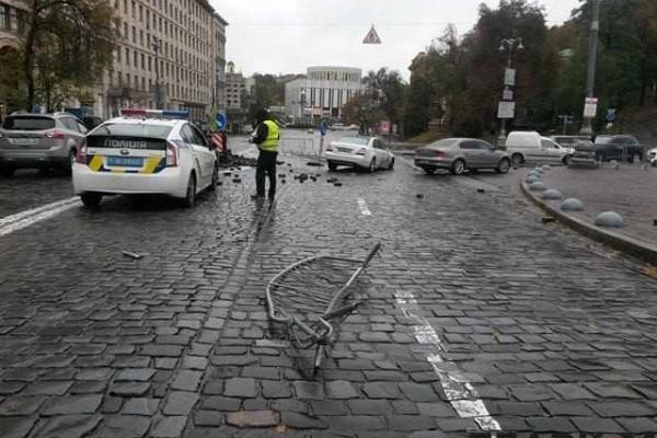 В центре Киева автомобиль "Mercedes" на скорости влетел в памятник герою Небесной сотни