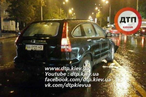 Масштабное ДТП в Киеве: автомобиль "Volvo" разбил пять автомобилей и сбил двух пешеходов Масштабное ДТП в Киеве: автомобиль "Volvo" разбил пять автомобилей и сбил двух пешеходов