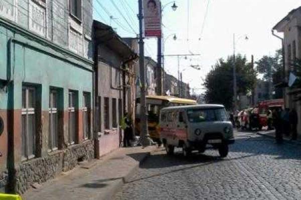 Жуткое ДТП в Черновцах: маршрутка с пассажирами сбила пешехода и врезалась в здание Жуткое ДТП в Черновцах: маршрутка с пассажирами сбила пешехода и врезалась в здание