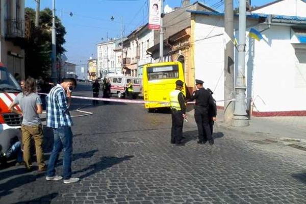 Жуткое ДТП в Черновцах: маршрутка с пассажирами сбила пешехода и врезалась в здание Жуткое ДТП в Черновцах: маршрутка с пассажирами сбила пешехода и врезалась в здание