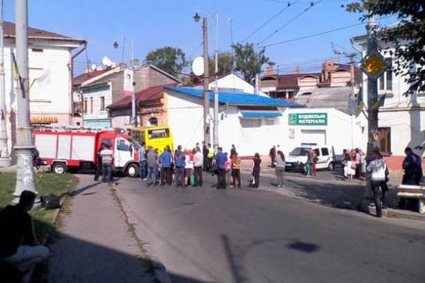 Жуткое ДТП в Черновцах: маршрутка с пассажирами сбила пешехода и врезалась в здание Жуткое ДТП в Черновцах: маршрутка с пассажирами сбила пешехода и врезалась в здание