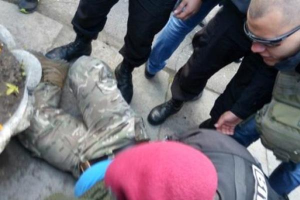 В Одессе на Куликовом поле завязалась потасовка между полицией и членами "Правого сектора" В Одессе на Куликовом поле завязалась потасовка между полицией и членами "Правого сектора"