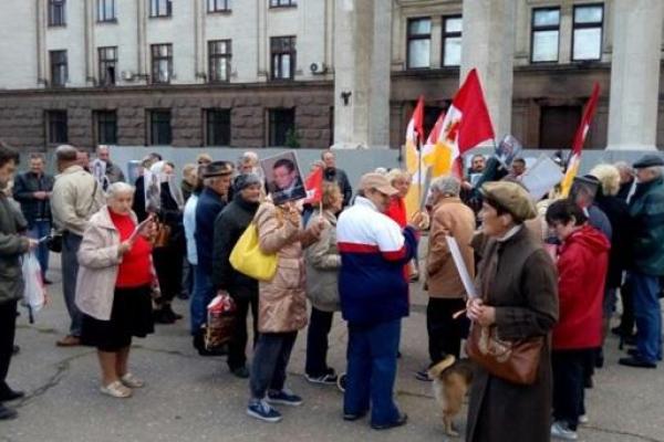 В Одессе на Куликовом поле завязалась потасовка между полицией и членами "Правого сектора" В Одессе на Куликовом поле завязалась потасовка между полицией и членами "Правого сектора"