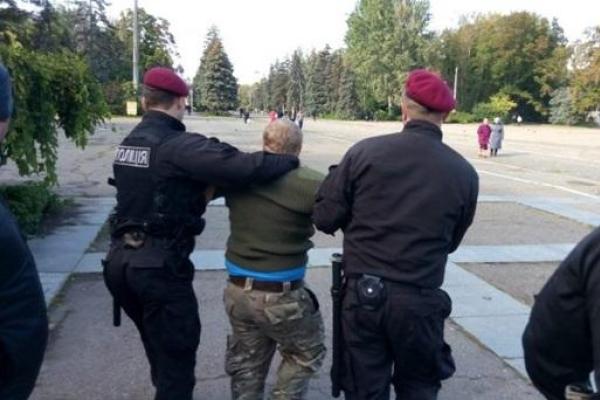 В Одессе на Куликовом поле завязалась потасовка между полицией и членами "Правого сектора" В Одессе на Куликовом поле завязалась потасовка между полицией и членами "Правого сектора"