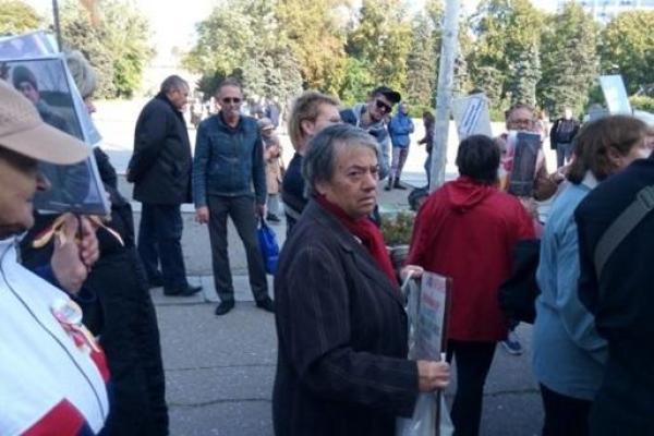 В Одессе на Куликовом поле завязалась потасовка между полицией и членами "Правого сектора" В Одессе на Куликовом поле завязалась потасовка между полицией и членами "Правого сектора"