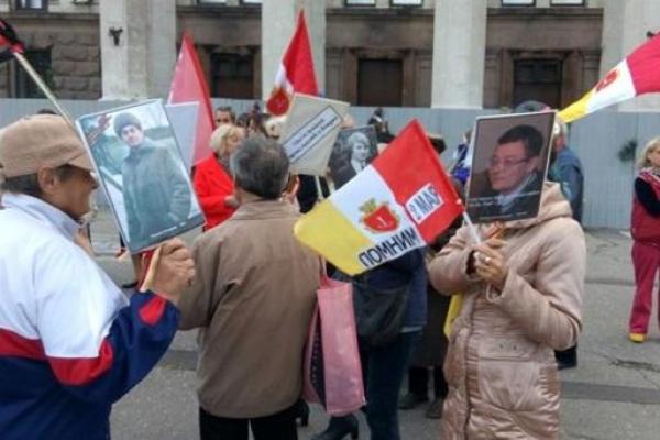 В Одессе на Куликовом поле завязалась потасовка между полицией и членами "Правого сектора" В Одессе на Куликовом поле завязалась потасовка между полицией и членами "Правого сектора"