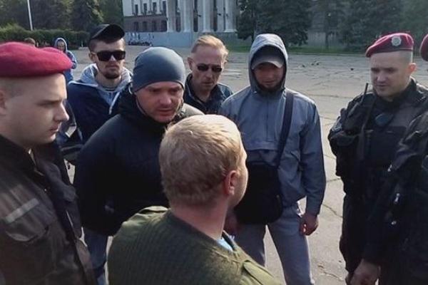 В Одессе на Куликовом поле завязалась потасовка между полицией и членами "Правого сектора" В Одессе на Куликовом поле завязалась потасовка между полицией и членами "Правого сектора"