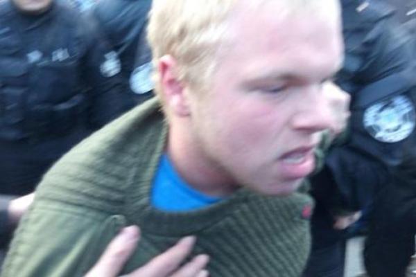 В Одессе на Куликовом поле завязалась потасовка между полицией и членами "Правого сектора" В Одессе на Куликовом поле завязалась потасовка между полицией и членами "Правого сектора"