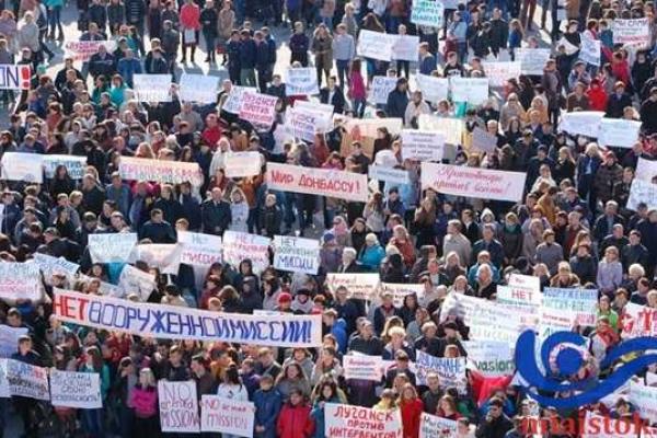 В оккупированном Луганске людей согнали на митинг "против вооруженных миссий" В оккупированном Луганске людей согнали на митинг "против вооруженных миссий"