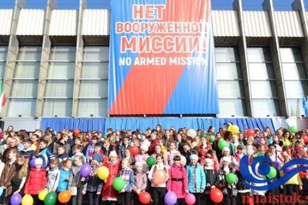 В оккупированном Луганске людей согнали на митинг "против вооруженных миссий" В оккупированном Луганске людей согнали на митинг "против вооруженных миссий"