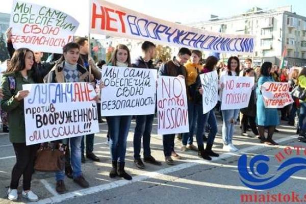 В оккупированном Луганске людей согнали на митинг "против вооруженных миссий" В оккупированном Луганске людей согнали на митинг "против вооруженных миссий"