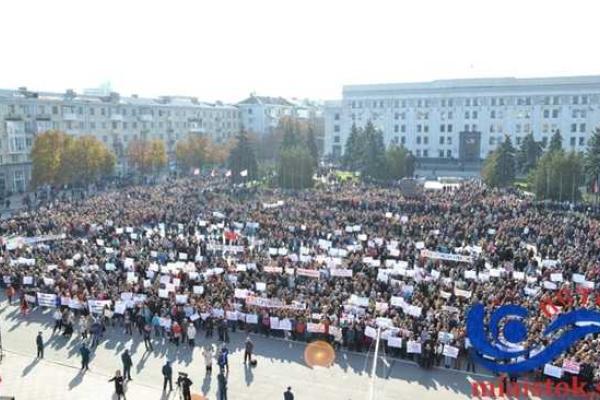 В оккупированном Луганске людей согнали на митинг "против вооруженных миссий" В оккупированном Луганске людей согнали на митинг "против вооруженных миссий"