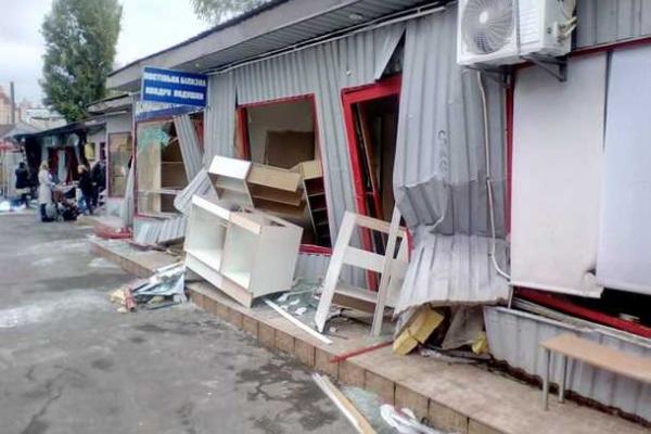В Киеве ночью неизвестные разгромили более 30 торговых киосков В Киеве ночью неизвестные разгромили более 30 торговых киосков