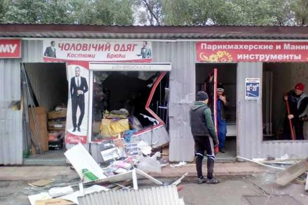 В Киеве ночью неизвестные разгромили более 30 торговых киосков В Киеве ночью неизвестные разгромили более 30 торговых киосков