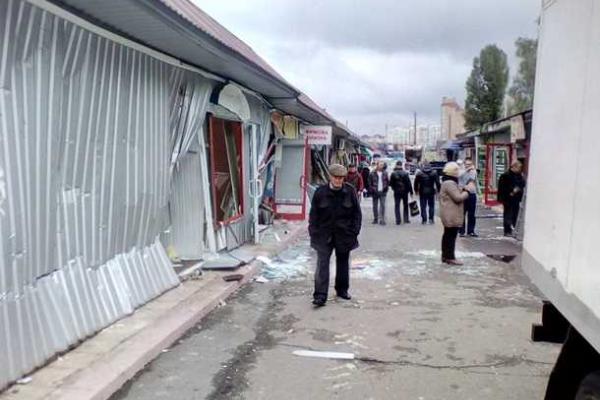 В Киеве ночью неизвестные разгромили более 30 торговых киосков В Киеве ночью неизвестные разгромили более 30 торговых киосков