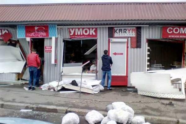 В Киеве ночью неизвестные разгромили более 30 торговых киосков В Киеве ночью неизвестные разгромили более 30 торговых киосков