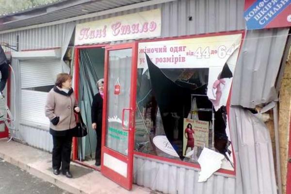 В Киеве ночью неизвестные разгромили более 30 торговых киосков В Киеве ночью неизвестные разгромили более 30 торговых киосков