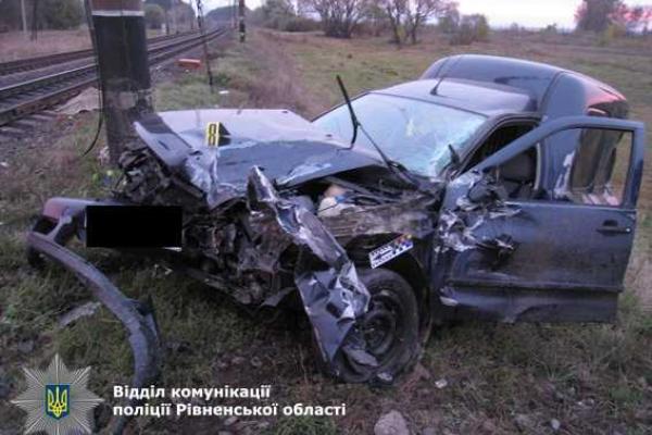 На Ровенщине водитель-лихач на "Volkswagen Caddy" попал под поезд на переезде На Ровенщине водитель-лихач на "Volkswagen Caddy" попал под поезд на переезде