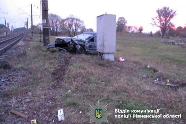 На Ровенщине водитель-лихач на "Volkswagen Caddy" попал под поезд на переезде На Ровенщине водитель-лихач на "Volkswagen Caddy" попал под поезд на переезде