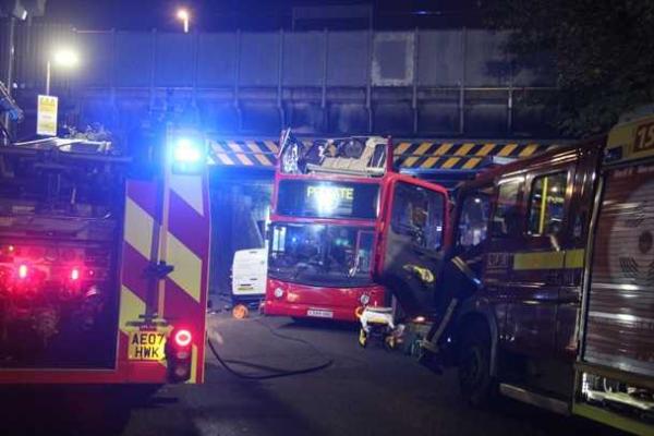 В Лондоне двухэтажному автобусу, врезавшемуся в мост, сорвало крышу В Лондоне двухэтажному автобусу, врезавшемуся в мост, сорвало крышу