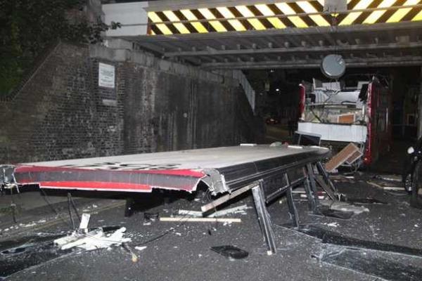 В Лондоне двухэтажному автобусу, врезавшемуся в мост, сорвало крышу В Лондоне двухэтажному автобусу, врезавшемуся в мост, сорвало крышу