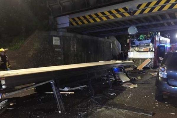 В Лондоне двухэтажному автобусу, врезавшемуся в мост, сорвало крышу В Лондоне двухэтажному автобусу, врезавшемуся в мост, сорвало крышу