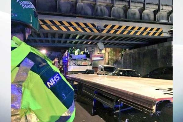 В Лондоне двухэтажному автобусу, врезавшемуся в мост, сорвало крышу В Лондоне двухэтажному автобусу, врезавшемуся в мост, сорвало крышу