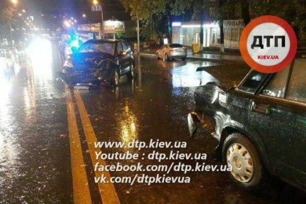 Масштабное ДТП в Киеве: автомобиль "Volvo" разбил пять автомобилей и сбил двух пешеходов Масштабное ДТП в Киеве: автомобиль "Volvo" разбил пять автомобилей и сбил двух пешеходов