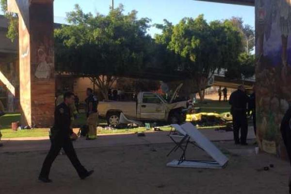 В США пьяный водитель на пикапе сорвался с моста и упал на зрителей фестиваля: есть жертвы