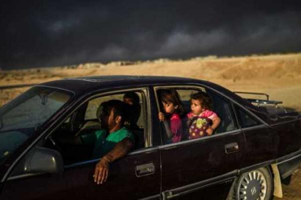 В окрестностях Мосула боевики ИГИЛ подожгли химзвод В окрестностях Мосула боевики ИГИЛ подожгли химзвод