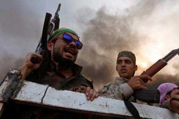 В окрестностях Мосула боевики ИГИЛ подожгли химзвод В окрестностях Мосула боевики ИГИЛ подожгли химзвод