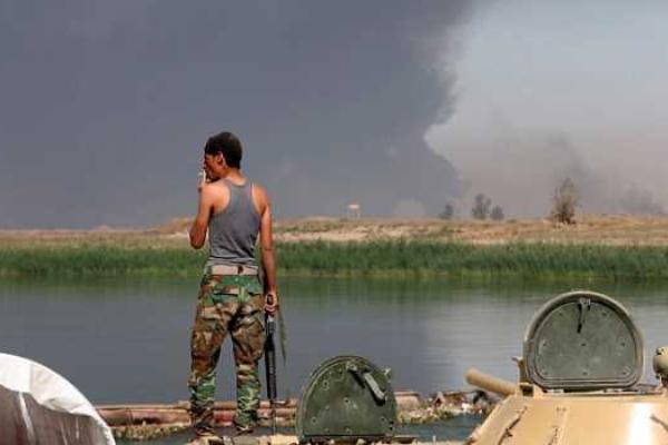 В окрестностях Мосула боевики ИГИЛ подожгли химзвод В окрестностях Мосула боевики ИГИЛ подожгли химзвод