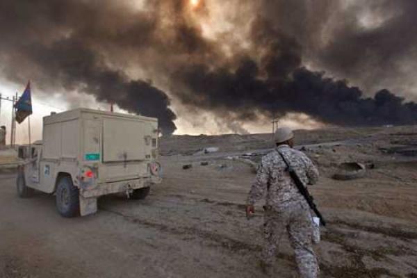 В окрестностях Мосула боевики ИГИЛ подожгли химзвод В окрестностях Мосула боевики ИГИЛ подожгли химзвод