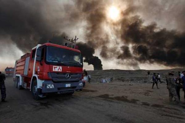 В окрестностях Мосула боевики ИГИЛ подожгли химзвод В окрестностях Мосула боевики ИГИЛ подожгли химзвод