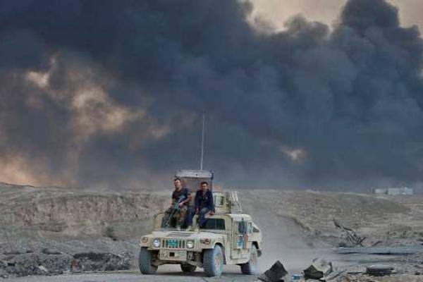 В окрестностях Мосула боевики ИГИЛ подожгли химзвод В окрестностях Мосула боевики ИГИЛ подожгли химзвод