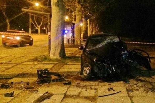 В Одессе после столкновения двух авто остались груды металла и два пострадавших В Одессе после столкновения двух авто остались груды металла и два пострадавших