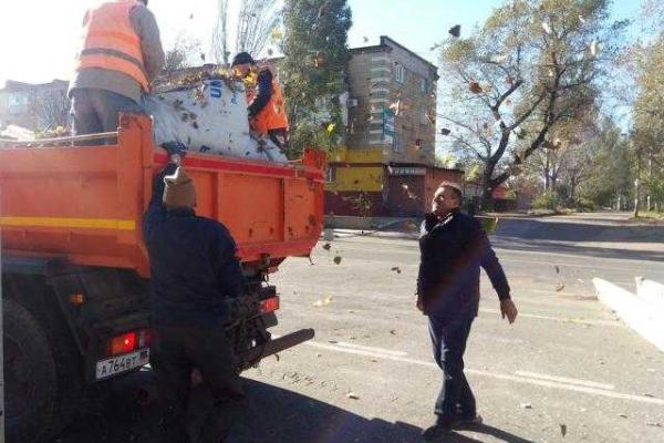 Чиновники Донецка вышла на субботник: жители города проигнорировали призыв властей Чиновники Донецка вышла на субботник: жители города проигнорировали призыв властей